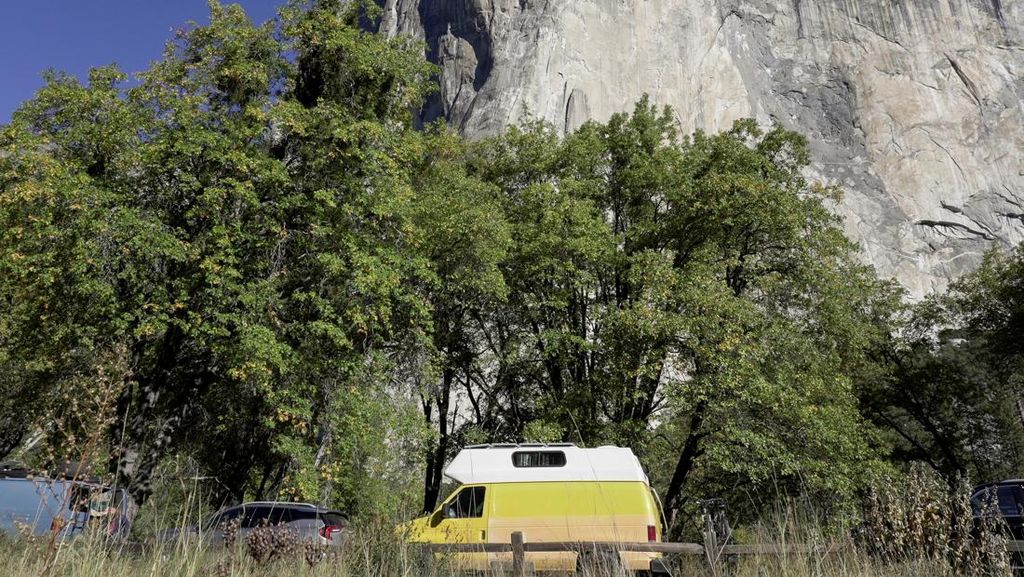 Tourists board a free bus in Yosemite National Park as the U.S. government shutdown enters its 18th day in Yosemite Valley, California, U.S., October 18, 2025. REUTERS/Joseph Campbell